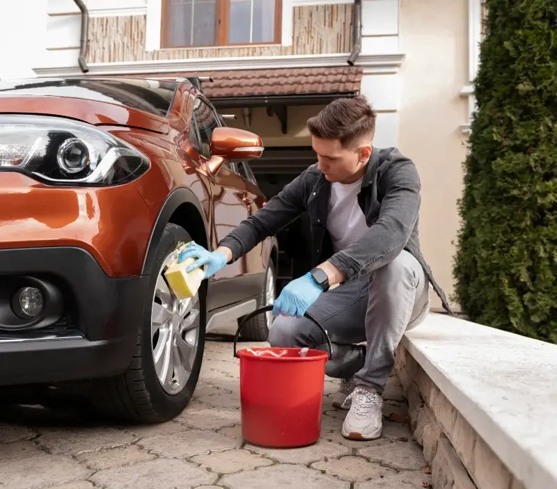 Lavage auto à domicile Moustéru : professionnel intervenant sur un véhicule